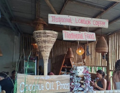Rumah makan hidangan tradisional Lombok yang merupakan salah satu fasilitas dari tempat penginapan Rahma Elmas Homestay di Desa Jeruk Manis, Kabupaten Lombok Timur, Nusa Tenggara Barat. Rahma Elmas Homestay menjadi salah satu tempat penginapan di Desa Jeruk Manis yang digunakan wisatawan mancanegara saat berwisata ke desa tersebut. 