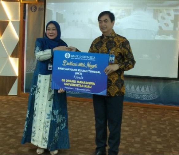 Rektor Unri, Prof Dr Sri Indarti SE MSi terima bantuan UKT dari Bank Indonesia.