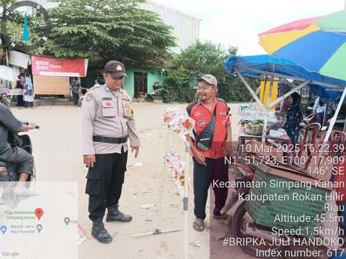 Polsek Simpang Kanan meningkatkan pengamanan Pasar Ramadan dengan mengatur lalu lintas. (Foto: Afrizal)