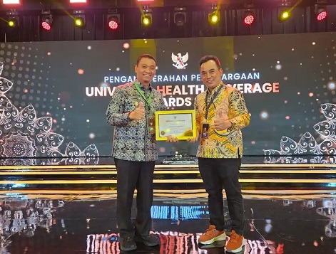 Wawako Pekanbaru, Markarius Anwar foto bersama Kadis Kesehatan Kota Pekanbaru, Hazli Fendriyanto usai menerima UHC Awards 2026 di Jakarta. 