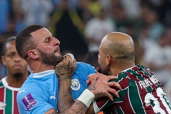 Perkelahian antara Kyle Walker dan Felipe Melo usai final Piala Dunia Klub 2023 antara Man City vs Fluminense di King Abdullah Sports City Stadium, Jeddah, Arab Saudo, 22 Desember 2023. (Photo by Giuseppe CACACE / AFP)(AFP/GIUSEPPE CACACE)