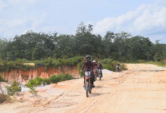 Komunitas Honda CRF150L bersama PT CCDN Riau mengeksplor alam dari sudut yang berbeda sekaligus merasakan sensasi berkendara menggunakan Honda CRF 150L di medan yang off road.
