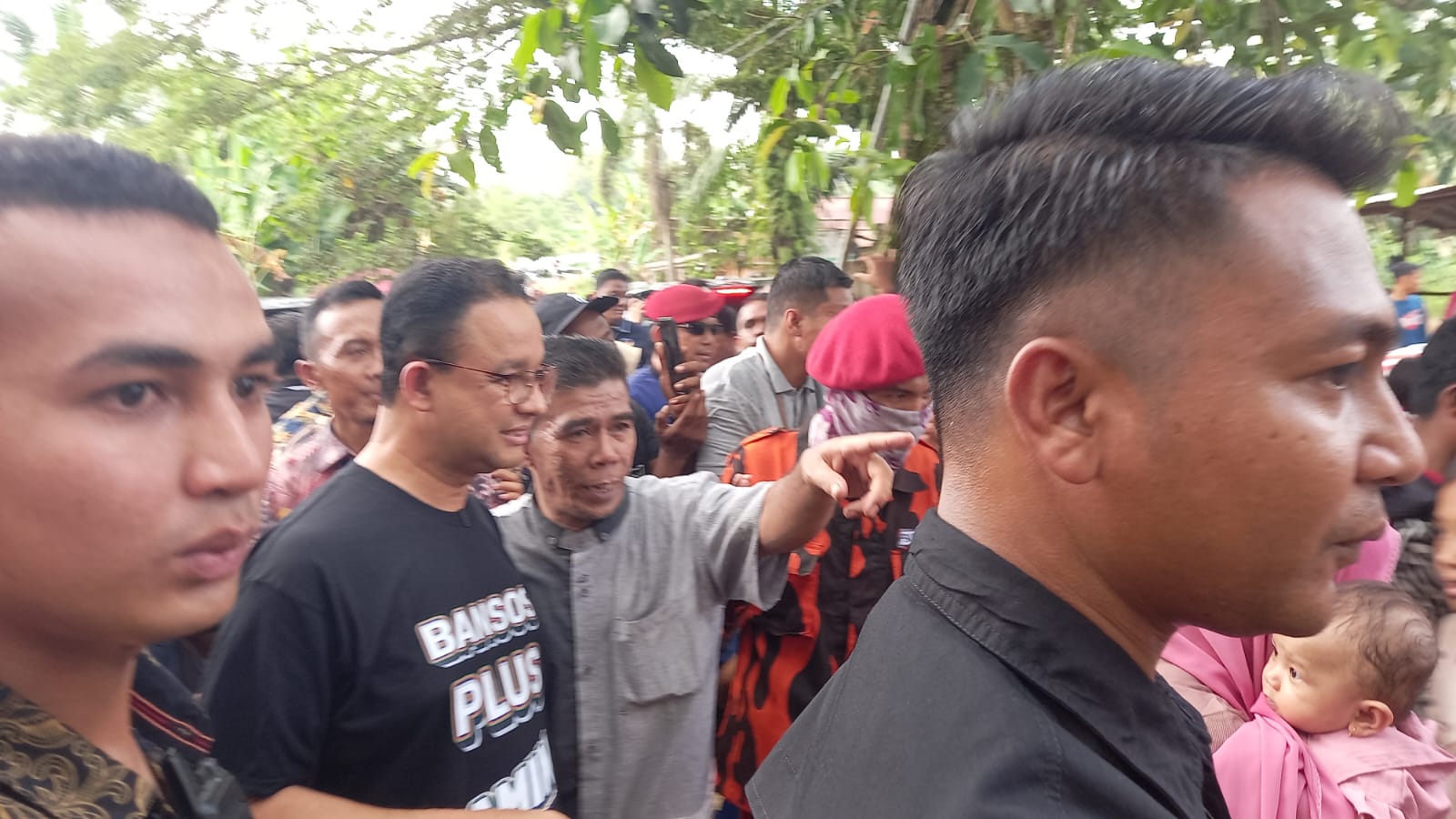 Anies Baswedan disambut warga Kampung Bata Tenayan Raya (foto:Rinai/halloriau)