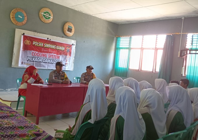 Bhabinkamtibmas Polsek Simpang Kanan Cooling System Calon Pemilih Pemula di Yayasan Al-Falah (foto/afrizal)