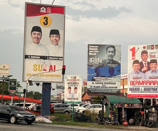 APK Paslon masih bertebaran di Pekanbaru saat masa tenang Pilkada (foto/ist)