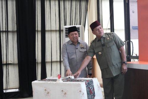 Bupati Kuansing, Suhardiman Amby bersama Asisten Pemerintahan dan Kesejahteraan Rakyat Setdaprov Riau, H Zulkifli Syukur.(foto: ultra/halloriau.com)