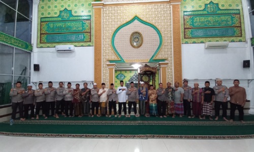 Kanit Binmas Polsek Bukit Raya bersama jamaah Masjid Al Manshurin Bukit Raya usai salat subuh.(foto: istimewa)