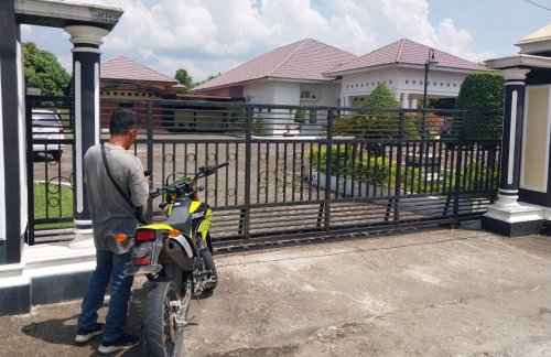 Kondisi terkini rumah Sekdakab Kuansing pasca beredarnya kabar OTT KPK.(foto: ultra/halloriau.com)