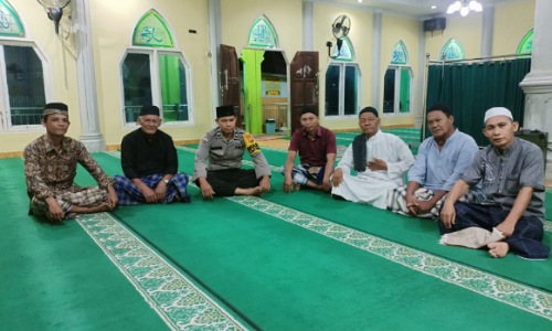 Personel Polsek Rumpes saat kegiatan cooling system di Masjid Ar-Rafah Meranti Pandak.(foto: bayu/halloriau.com)