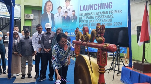 Launching ILP, dr Maria Endang, didampingi Sekda Dumai, Indra, dan Ketua TP PKK Dumai, Leni di Puskesmas Dumai Kota (foto/bambang)