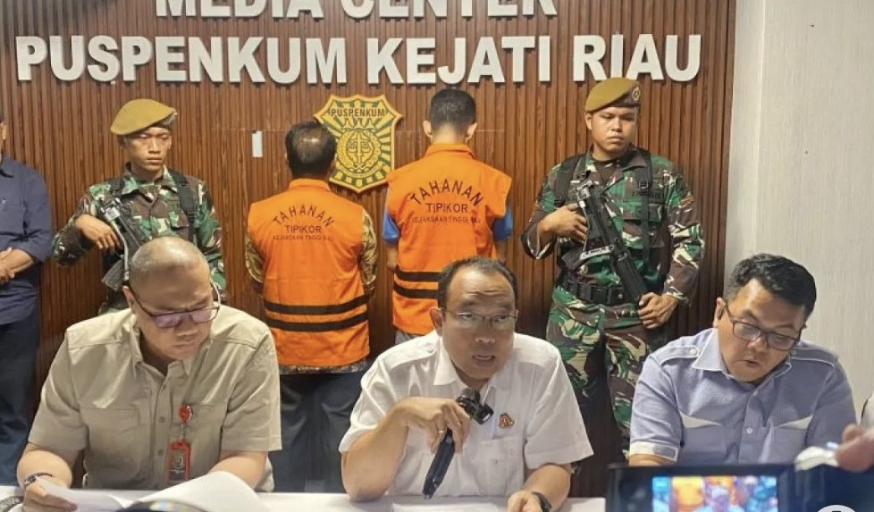 Mantan Kadisdik Rohil tersangka dugaan korupsi pembangunan gedung SD (foto/Antara)