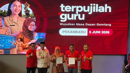 Manajemen Telkomsel dan Plt Kadisdik Kota Pekanbaru foto bersama.