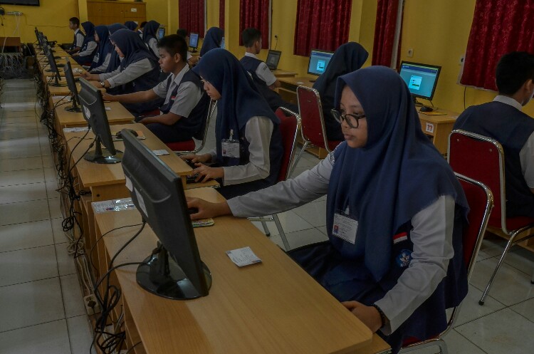 Para siswa mengikuti Ujian Nasional berbasis komputer (UNBK) di SMP Negeri 1 Pekanbaru, Riau, Senin (23/4/2018). FOTO: Wahyudi