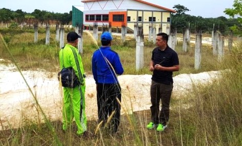 Plt Kadispora Pekanbaru, Zulfahmi Adrian (kaos hitam) saat meninjau lokasi Pekanbaru Sport Center di Tenayan Raya.(foto: int)