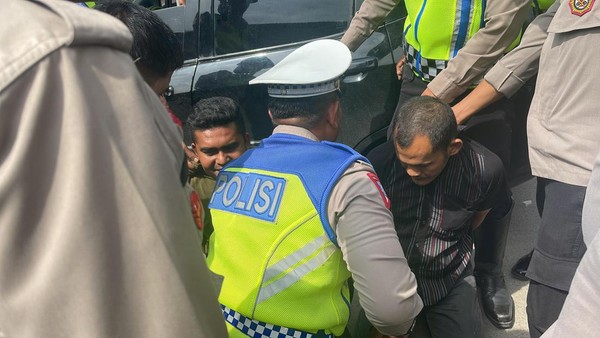 Dua pria asal Bireuen berhasil kepergok polisi sedang membawa sabu (foto/ist)