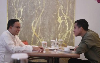 Momen Gibran Rakabuming bersilaturahmi dengan Anies Baswedan (foto/int)