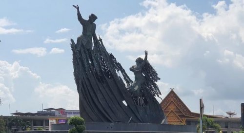 Tugu Zapin di Bundaran depan kantor Gubernur Riau.(foto: int)