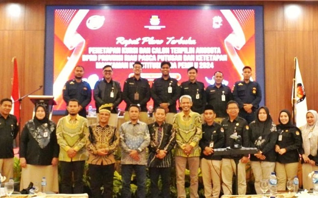 KPU Riau dan Bawaslu Riau berfoto bersama usai rapat pleno terbuka penetapan kursi dan caleg terpilih DPRD Riau.