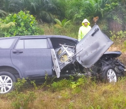 Mobil pasutri asal Pelalawan Kecelakaan Tunggal di Tol Pekanbaru-Dumai.
