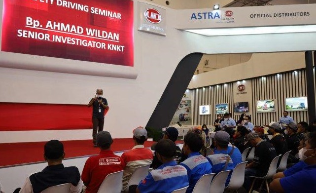 35 pengemudi Astra UD Trucks mendapatkan pelatihan dari PT UD Astra Motor Indonesia (UD AMI) dan pemateri Ahmad Wildan, investigator senior dari Komite Nasional Keselamatan Transportasi (KNKT).