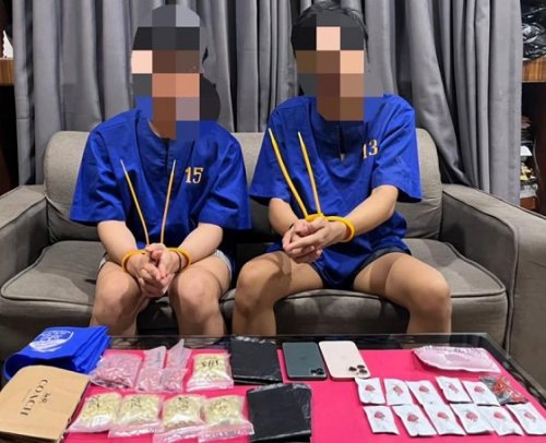 Kedua pengedar saat ditangkap polisi. (dok. Polres Dumai)