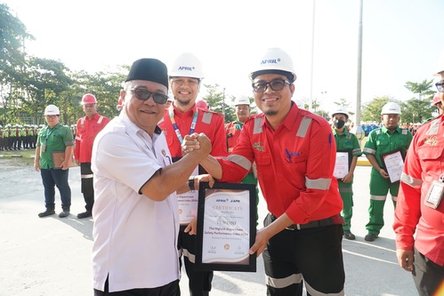 Asisten I saat menyerahkan piagam penghargaan kepada departemen penerima penghargaan di bidang Keselamatan dan Kesehatan Kerja di Riau Kompleks. (Foto: Istimewa)