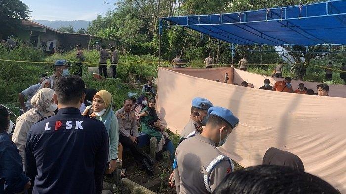 Proses pembongkaran makam Afif Maulana di Padang.(foto: tribunpekanbaru.com)