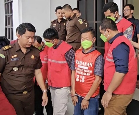 Tersangka kasus korupsi penyimpangan kredit pertanian di Bank Riau Kepri Syariah Cabang Bengkalis. 