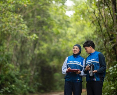 Dua pekerja PT Pertamina Hulu Rokan (PHR) tengah melakukan monitoring flora dan fauna yang ada di Hutan Rumbai, Komperta PHR Rumbai, Pekanbaru.