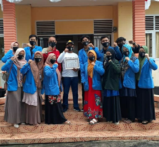  Lurah Tagaraja Supiansyah,S.Pi, MSi,bersama Mahasiswa KKN usai melaksanakan kegiatan sosial. 