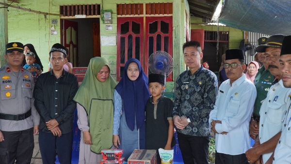 Bupati Rohil melayat keluarga korban terkaman buaya (foto/zal)