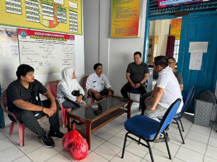 Kasat Res Narkoba Polresta Pekanbaru saat menyambangi Lurah Kampung Dalam.(foto: istimewa)