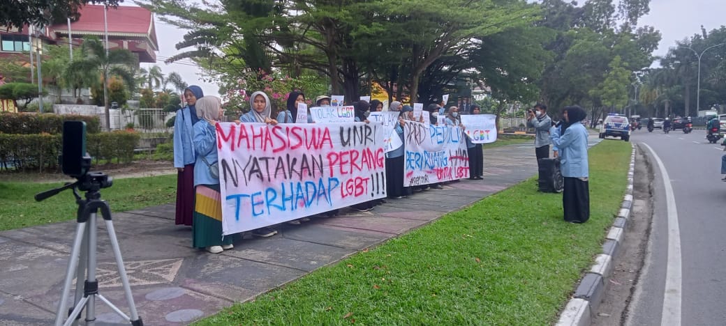 Mahasiswa dari BEM Unri saat lakukan aksi menyampaikan aspirasi di depan gedung DPRD Riau, Jumat (12/7/2024) (foto:rinai/halloriau) 