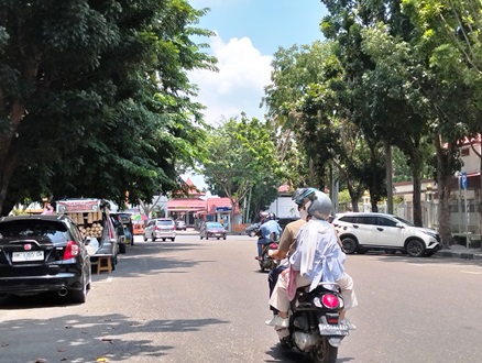 Kondisi Jalan Cut Nyak Dien Pekanbaru dalam proses penataan PKL.(foto: dini/halloriau.com)