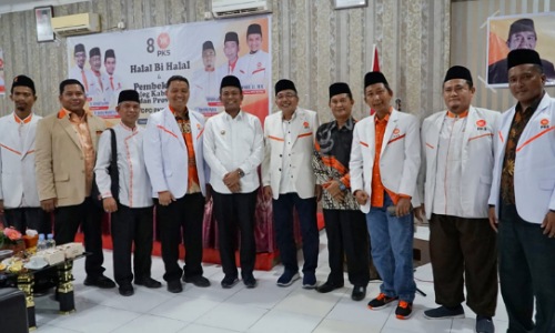 Wabup Rohil, H Sulaiman bersama para pengurus dan kader PKS Rohil.(foto: afrizal/halloriau.com)