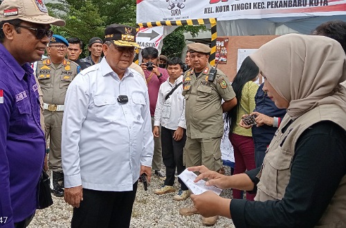 Gubernur Riau, Edy Natar Nasution saat meninjau TPS.(foto: mimi/halloriau.com)
