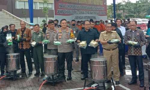 Kapolda Riau, Irjen Pol M Iqbal bersama Wagubri, Edy Natar saat pemusmahan barang bukti narkoba.(foto: bayu/halloriau.com)