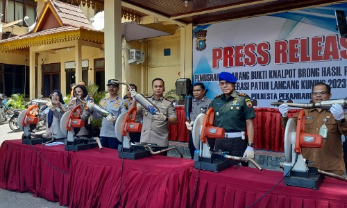 Kapolresta Pekanbaru saat kegiatan pemusnahan knalpot brong hasil operasi penertiban.(foto: bayu/halloriau.com)