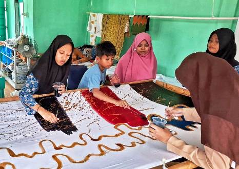 Anak Berkebutuhan Khusus di Kampar belajar membatik bersama PHR.(foto: istimewa)