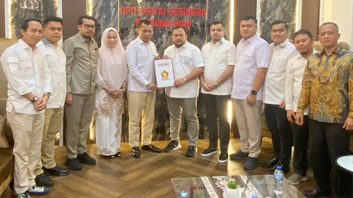 Gerindra serahka SK dukungan untuk pasangan Muflihun-Ade Hartati maju Pilwako Pekanbaru 2024.(foto: tribunpekanbaru.com)