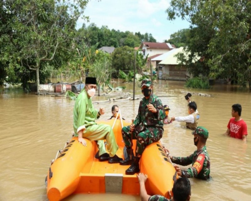 Gubri-tinjau-banjir Kota Pekanbaru.