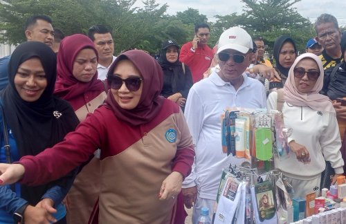 Bupati Rohil, H Bistamam didampingi Ketua TP-PKK Tatik Sri Rahayu saat mengunjungi pelaku UMKM di kawasan CFD seputaran Taman budaya, Batu 6 Bagansiapiapi.(foto: afrizal/halloriau.com)