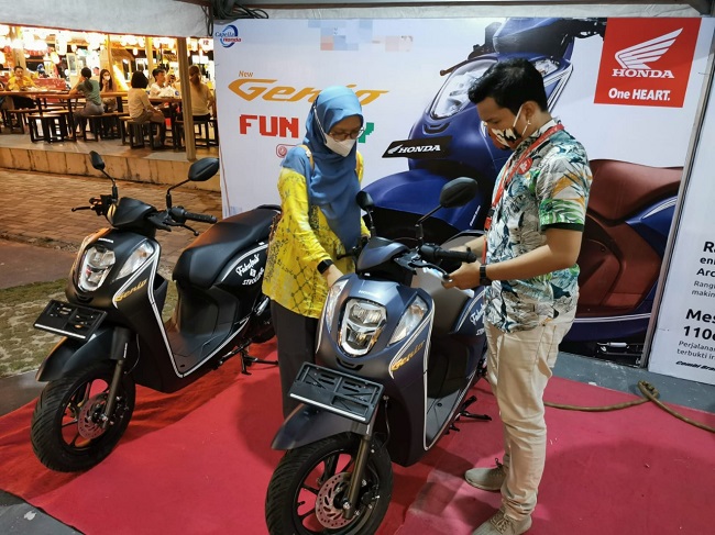 Salah satu pengunjung mengunjungi booth pameran Genio Fun Day di One Street Food Pemuda City Walk Pekanbaru, Senin (11/7/2022)