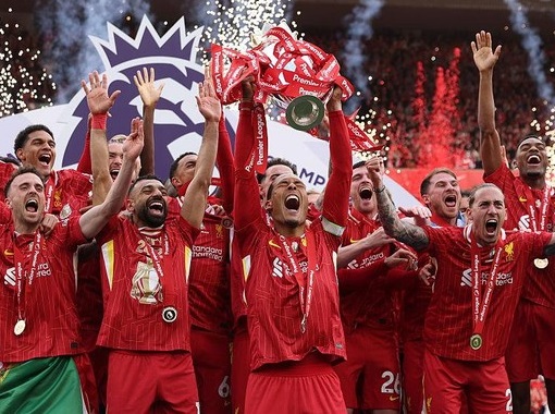 Liverpool angkat trofi juara Liga Inggris di depan fans setelah 35 tahun.(Getty Images/Carl Recine)
