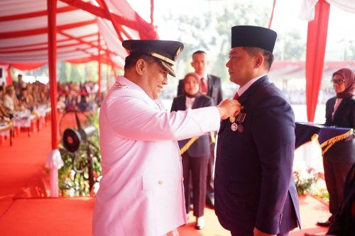 Plt Gubri, SF Hariyanto serahkan Satyalancana Karya Satya kepada Sekdaprov Riau, Syahrial Abdi (foto/ist)