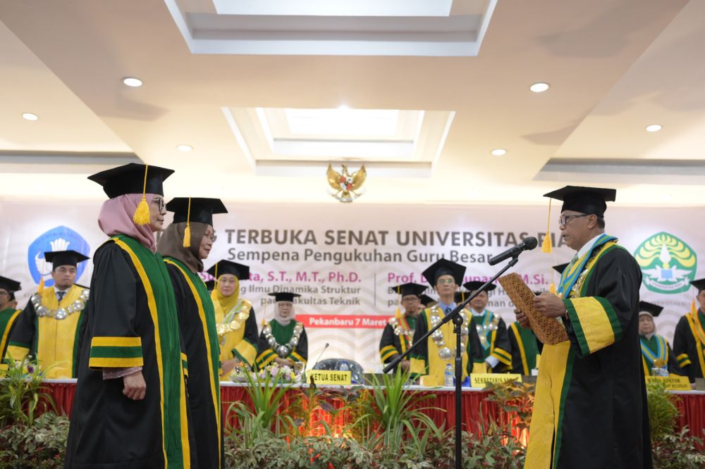 Unri Kukuhkan 2 Guru Besar, Rektor: Ini Anugerah