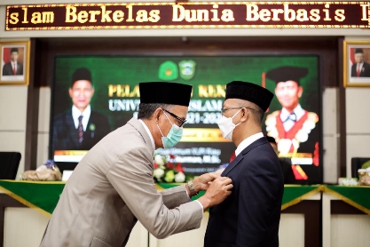 Suasana pelantikan Rektor UIR Prof Syafrinaldi oleh Ketua Umum YLPI Riau Dr H Nurman di Auditorium Kampus UIR pada Kamis lagi (1/7 2021)