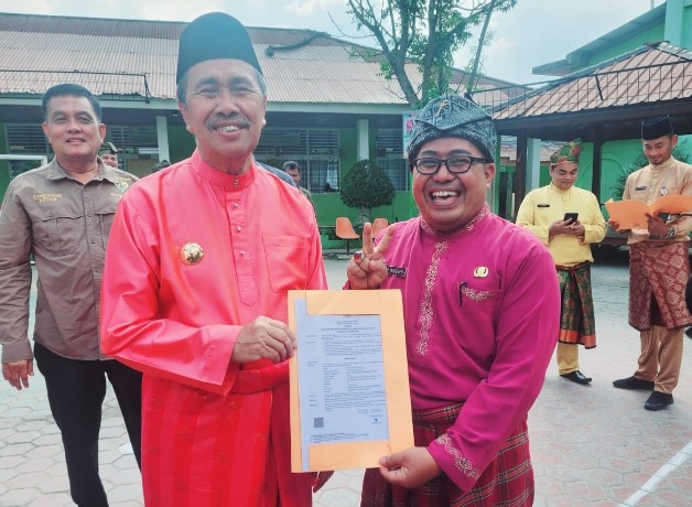 Gubri Serahkan Sk Pengangkatan Ratusan Pppk Guru 2022 Di Pekanbaru