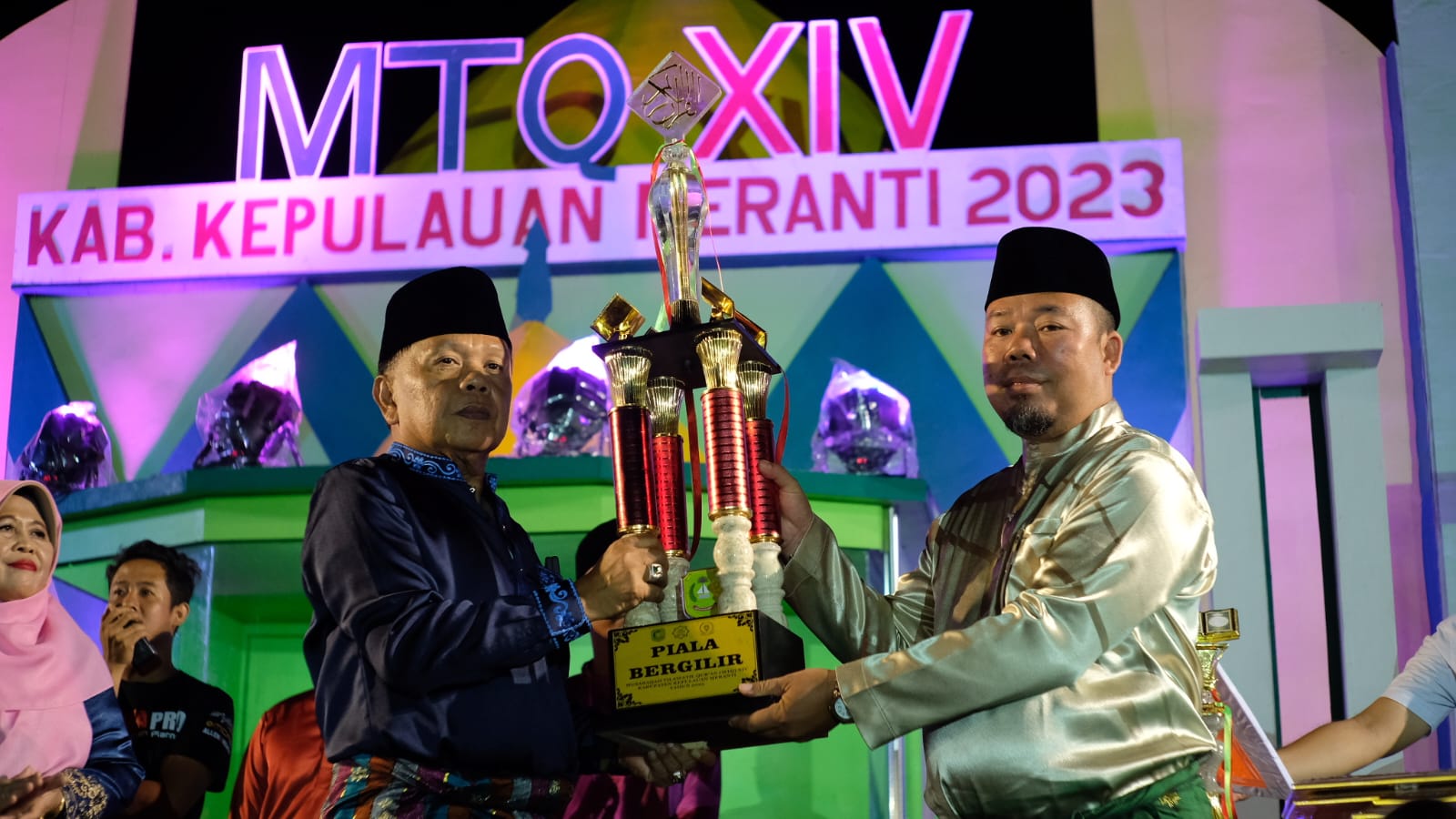 Plt Bupati Kepulauan Meranti, AKBP (Purn) H Asmar menyerahkan piala bergilir kepada Camat Rangsang Barat yang meraih juara umum MTQ ke-XIV