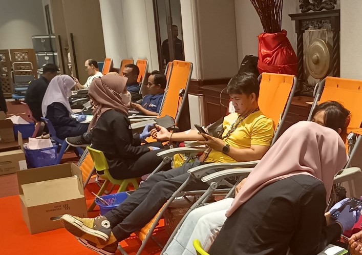 Suasana donor darah massal ke-67 yang digelar KDD Riau Kompleks di Hotel Unigraha, Pangkalankerinci, Pelalawan (foto/ist)